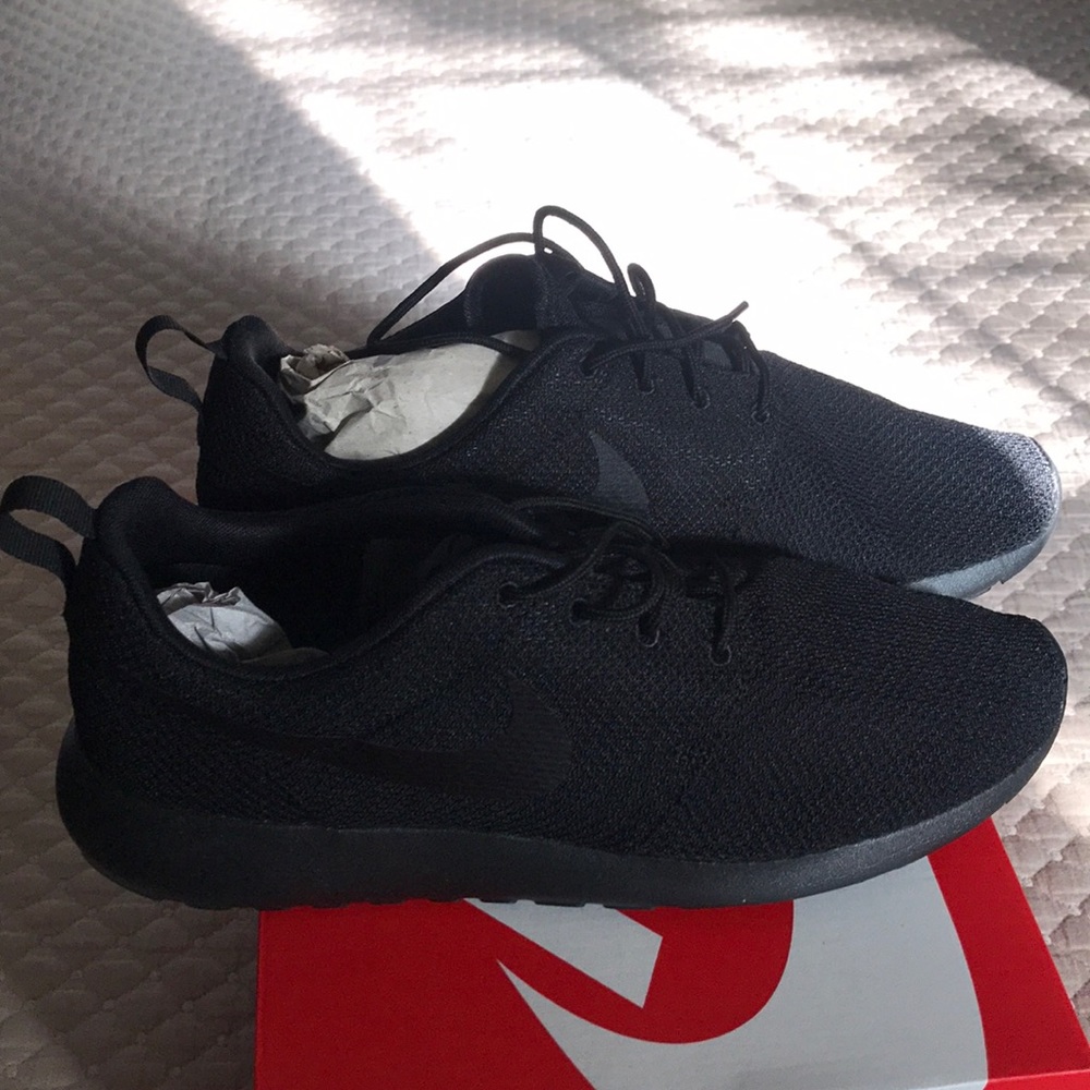 BRAND NEW NIKE Roshe One